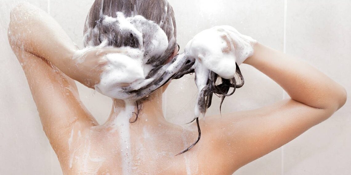 O jeito certo de lavar o cabelo para não danificá-lo