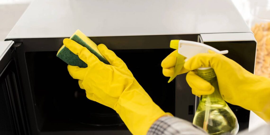 Como limpar o micro-ondas sem fazer esforço