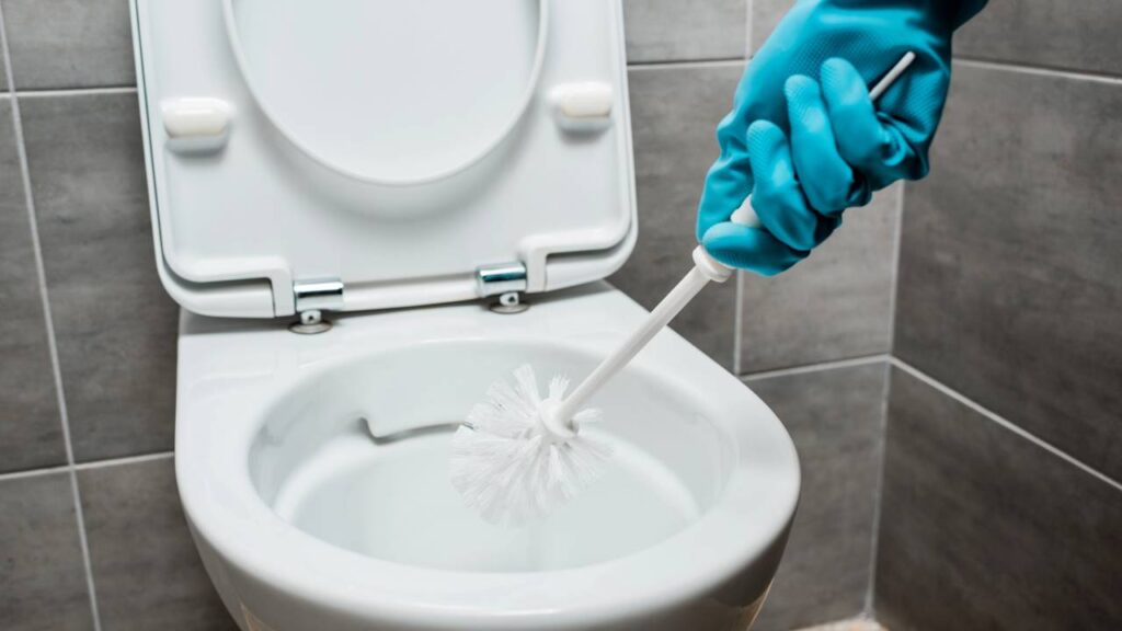 Como limpar o vaso sanitário com mínimo esforço usando fermento químico
