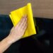 Nem vinagre, nem bicarbonato: o truque simples para limpar a tela da TV sem danificar o aparelho
