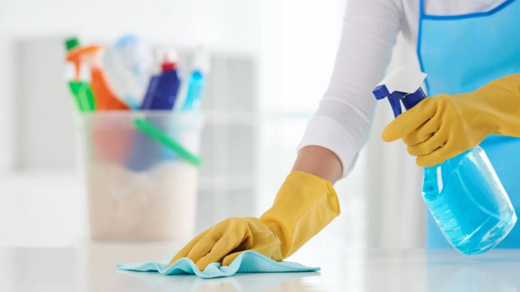 Misturinhas caseiras para limpeza ajudam a economizar, perfumar ambientes e facilitar a rotina