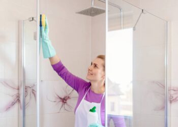 Método de limpeza de banheiro sem jogar água reduz o desperdício e mantém o piso, o vaso e o box limpos