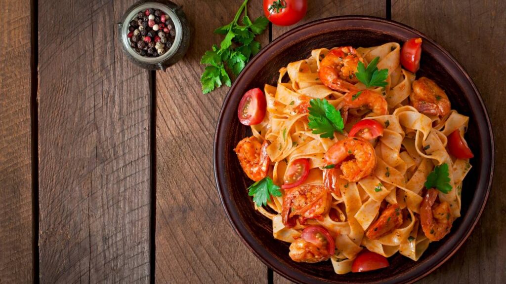 Macarrão de uma panela fica pronto em cerca de 20 minutos e usa poucos ingredientes