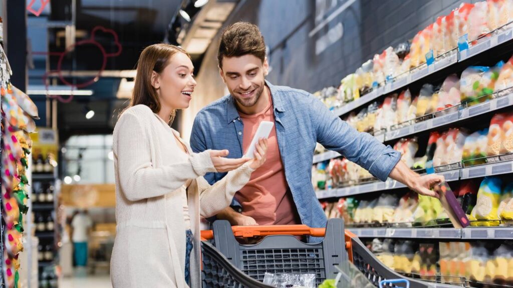 Saiba como montar uma ceia de Natal deliciosa com trocas baratas e criativas, economize no mercado sem abrir mão da tradição