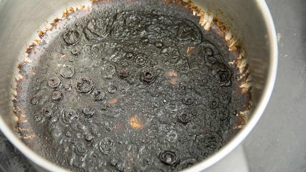 Como sal grosso e vinagre salvam o fundo de panela queimada
