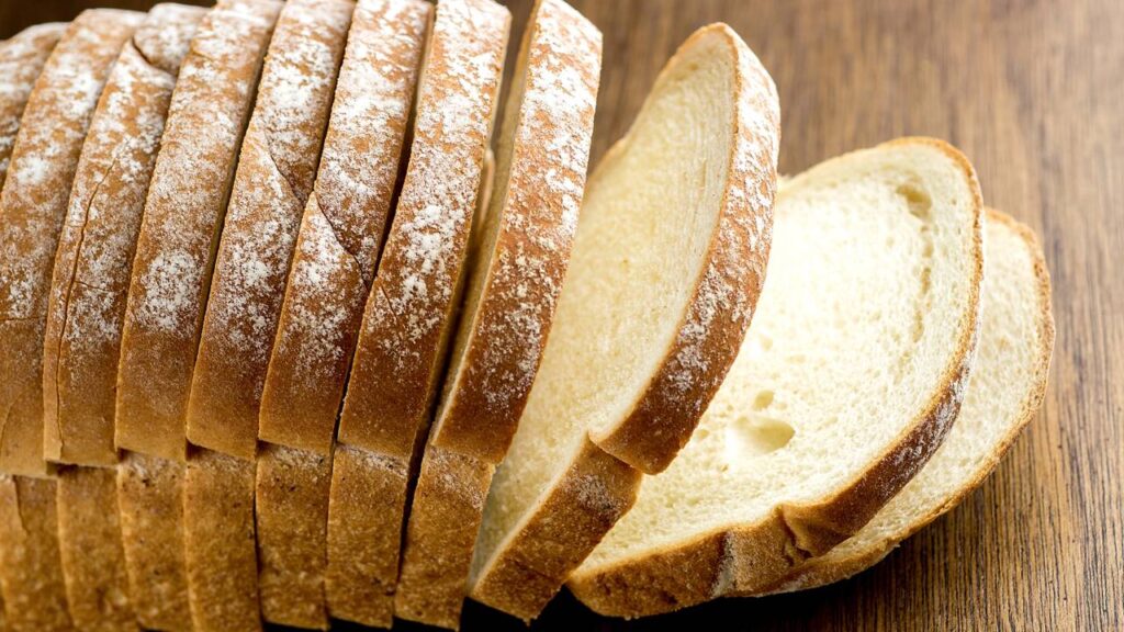 Nem vassoura fina, nem pinça: fatia de pão que coleta caco miúdo de vidro sem risco de corte