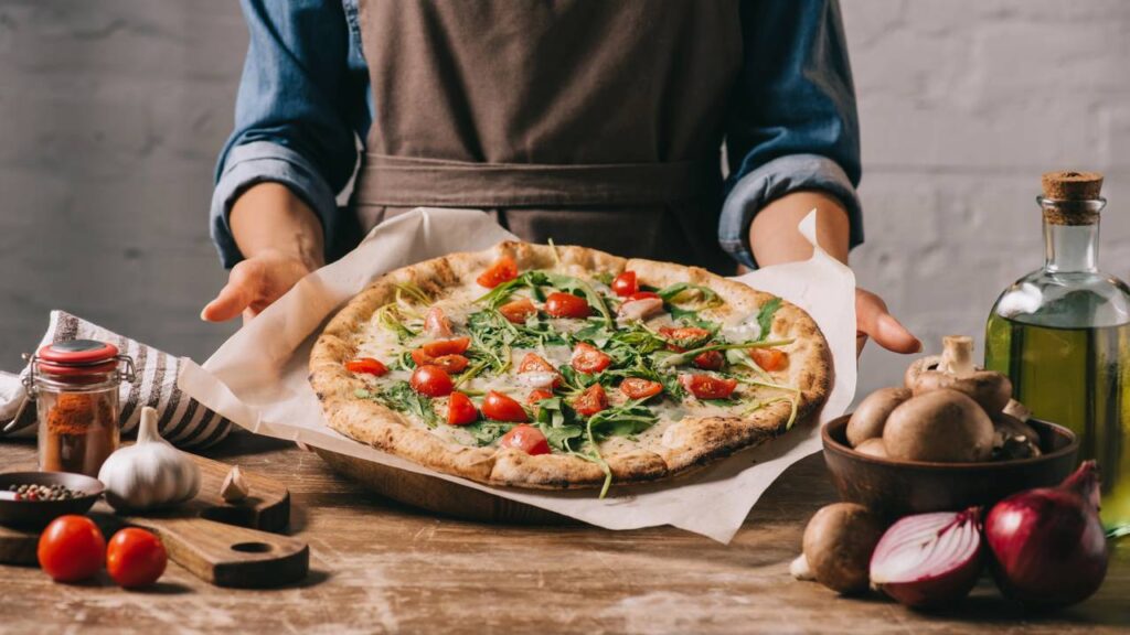 Receita de pizza no micro-ondas em 7 minutos com massa fofinha e borda alta