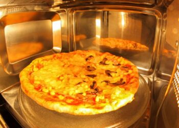 Pizza de micro-ondas feita com massa própria fica alta, macia e pronta em poucos minutos