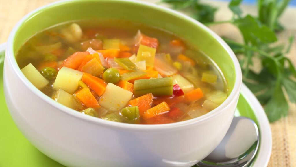 Essa é a melhor sopa de legumes que você faz em minutos com poucos ingredientes