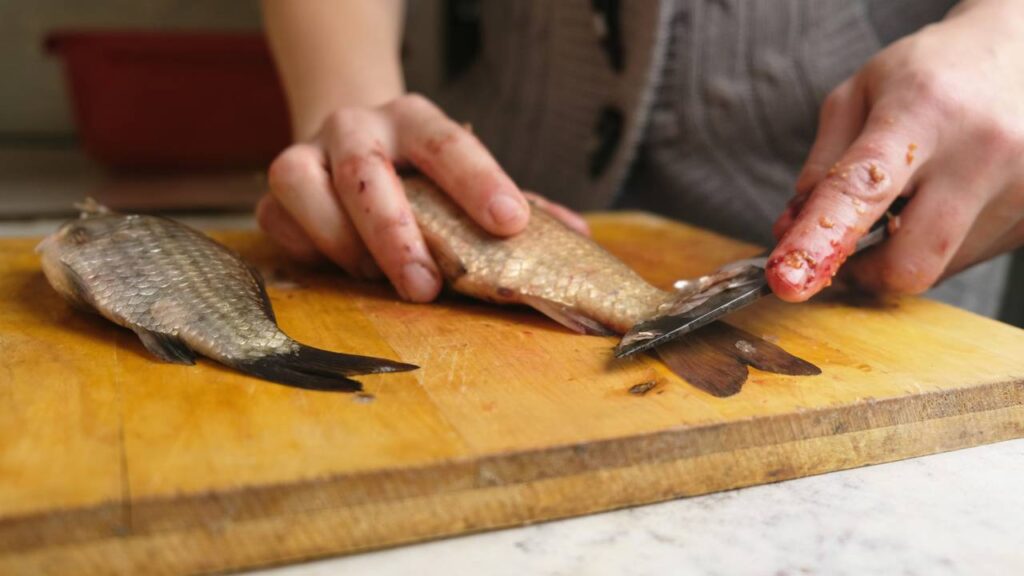 Saiba o que causa o mau cheiro da tábua de carne e como limpar com dois ingredientes simples