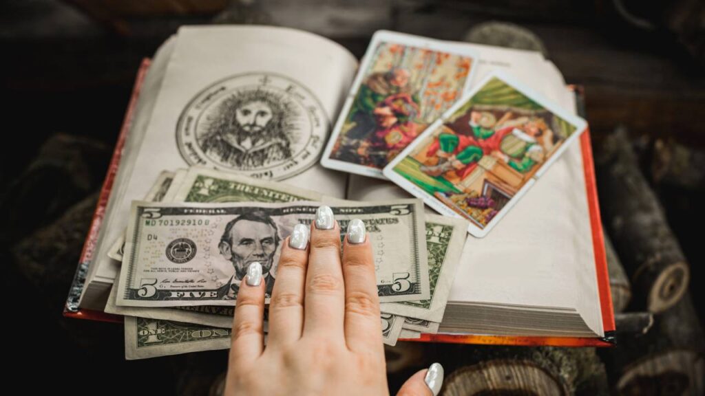 Tarô do dinheiro para dezembro traz cartas regentes e suas mensagens