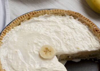 Sem forno e sem sujeira: torta de banana invertida pronta em 20 minutos