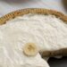 Sem forno e sem sujeira: torta de banana invertida pronta em 20 minutos