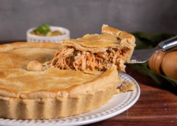 Essa torta salgada sem trigo com frango, batata-doce e aveia é leve e fácil de fazer