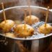 Como cozinhar batatas na metade do tempo: um truque simples que poucos conhecem