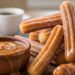 Aprenda a fazer churros em casa e nunca mais vá em feiras comer este delicioso doce, receita prática que deixa a massa crocante por fora e macia por dentro