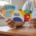 Beneficiários do Bolsa Família possuem valores a receber no final de janeiro de 2026, é importante verificar o último digito do seu NIS