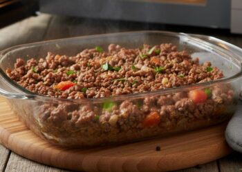 Carne moída de micro-ondas pronta em 10 minutos, pode ser saboreada sozinha ou servida como base para outras refeições, ideal para rotinas agitadas