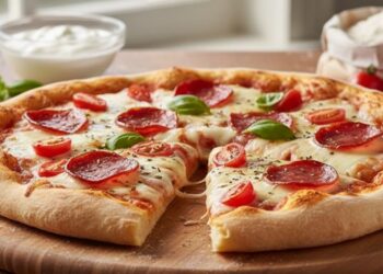 Massa de pizza caseira com apenas 2 ingredientes, fica pronta em poucos minutos e combina com diversos sabores de recheio