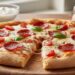 Massa de pizza caseira com apenas 2 ingredientes, fica pronta em poucos minutos e combina com diversos sabores de recheio