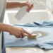 Como tirar mancha de gordura da roupa, sem danificar o tecido, com truques simples usando produtos que você tem em casa