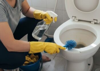Com esta misturinha mágica você irá remover toda a crosta e manchas do vaso sanitário em menos de 5 minutos, solução prática, econômica e eficiente