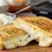 Panini de micro-ondas com queijo que estica fica pronto em 5 minutos e é uma delícia para qualquer refeição do dia, experimente e surpreenda-se com o sabor