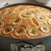Está com bananas maduras sobrando em casa? Aproveite para fazer esta deliciosa torta alemã de banana, uma receita de poucos ingredientes e fácil preparo