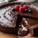 Esta torta de brigadeiro saudável com apenas 3 ingredientes é fácil de fazer e pode ser encaixada na dieta todos os dias sem prejudicar a sua saúde