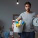 Faxina rápida com truques de limpeza para quem tem pouco tempo e pouco produto, com métodos eficientes e econômicos