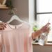 Receitinha de vó para desamassar roupa sem ferro que atravessou gerações e supera produtos industrializados