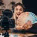 Como monetizar talentos e seguir na carreira criativa recebendo cerca de R$ 10 mil no Brasil em 2026, o mundo digital pode te ajudar