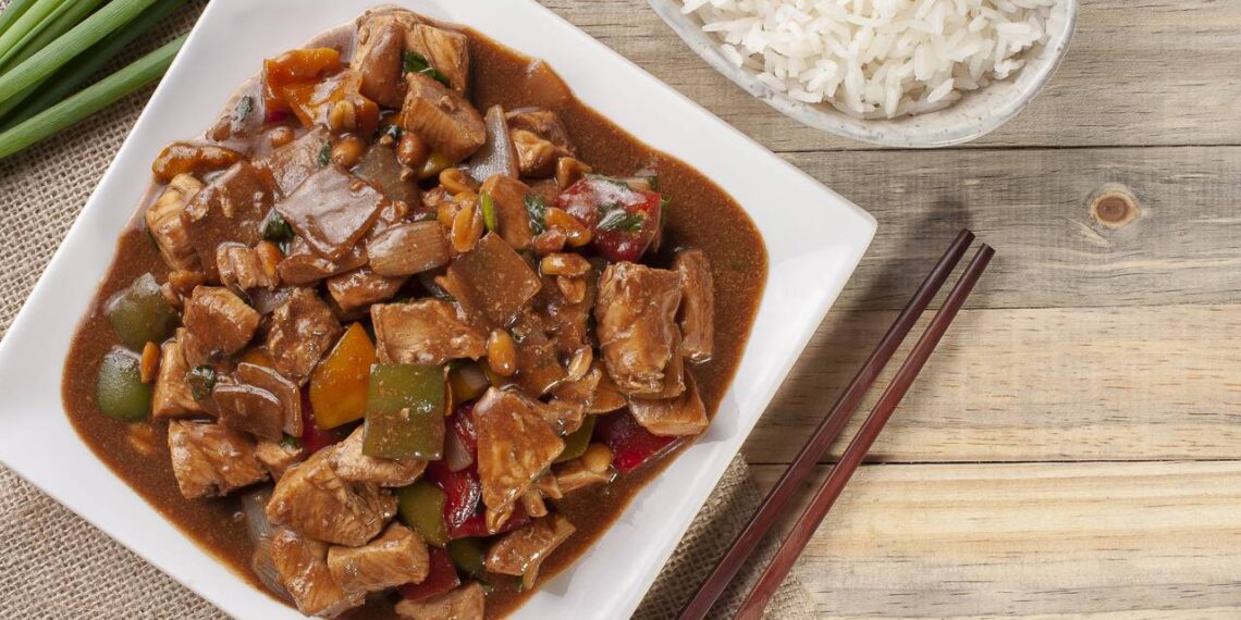 Frango xadrez em 15 minutos une frango, legumes e molho agridoce em uma panela