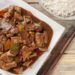 Frango xadrez em 15 minutos une frango, legumes e molho agridoce em uma panela