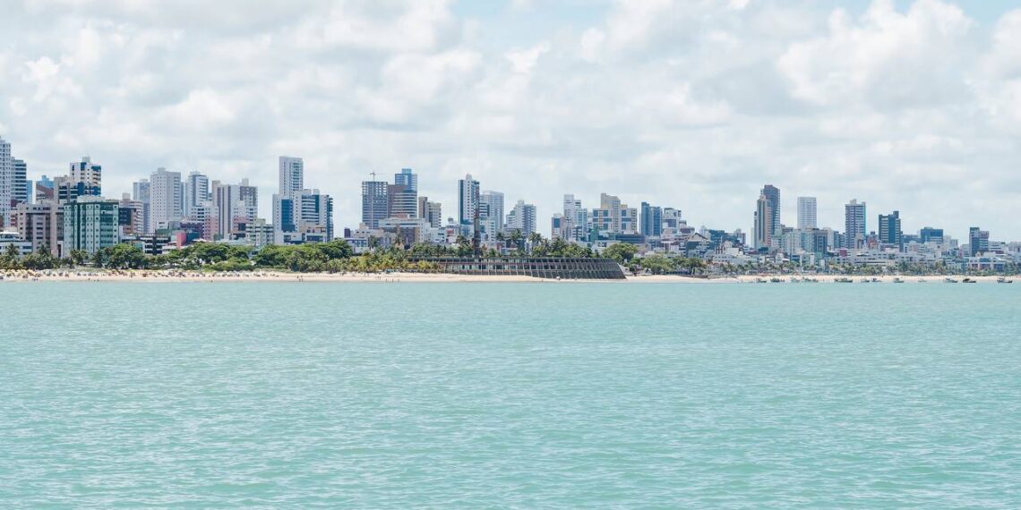 A cidade onde o sol nasce primeiro respira verde com muitas árvores: 24 km de praias de águas mornas e qualidade de vida entre as melhores do Nordeste