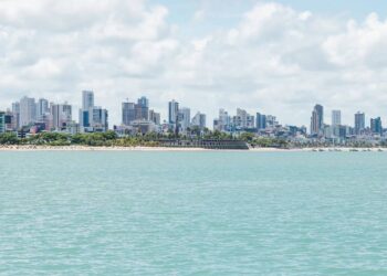 A cidade onde o sol nasce primeiro respira verde com muitas árvores: 24 km de praias de águas mornas e qualidade de vida entre as melhores do Nordeste