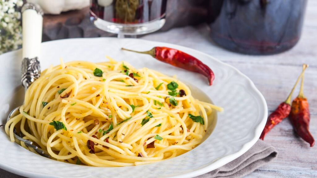 Macarrão ao alho e óleo pode ficar mais saboroso com técnica simples que controla o ponto do alho e equilibra óleo