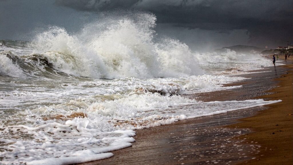Marinha emite alerta para brasileiros não entrarem no mar nos próximos dias