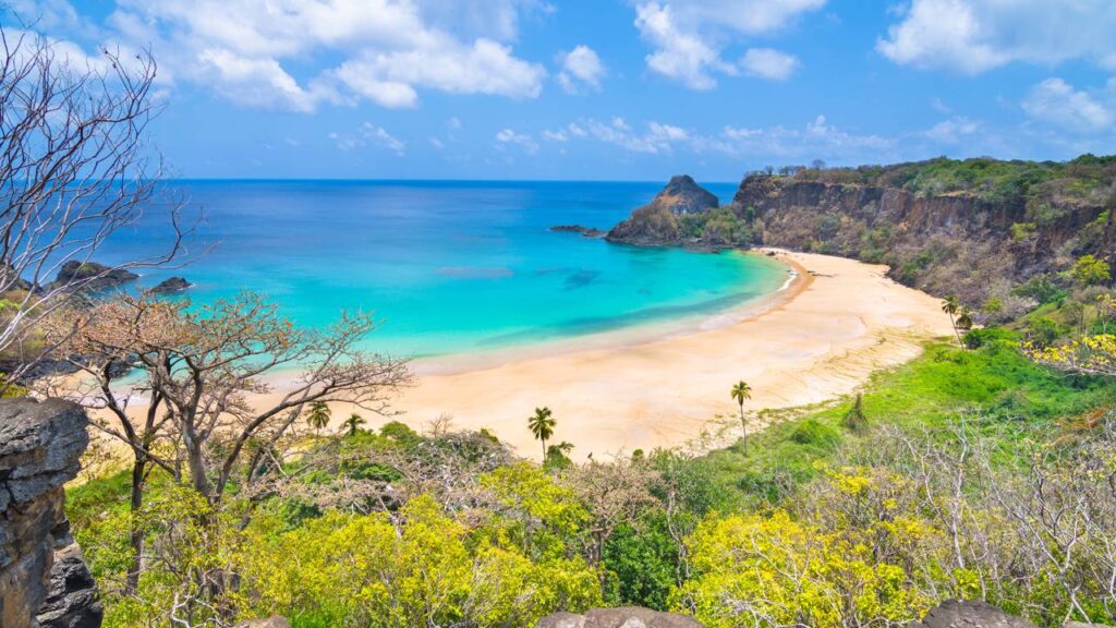 A praia eleita 7 vezes a melhor do mundo: um sonho de todo brasileiro que só é acessível por uma fenda na rocha