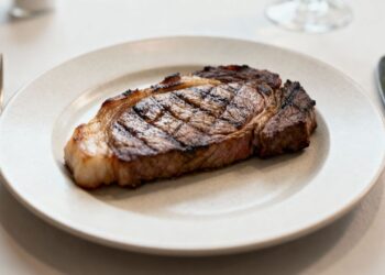 Qual o prato correto para comer carne de acordo com notas de etiqueta