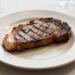 Qual o prato correto para comer carne de acordo com notas de etiqueta