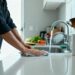 Segundo a psicologia, as pessoas que limpam enquanto cozinham em vez de deixarem tudo para o final apresentam estas 8 características distintas