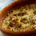 Como preparar arroz de forno simples com frango, molho bem encorpado e poucos ingredientes, ideal para a correria