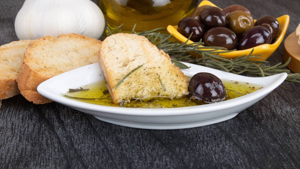 O uso do azeite de oliva no fim do preparo melhora cremosidade e destaca temperos sem mascarar ingredientes
