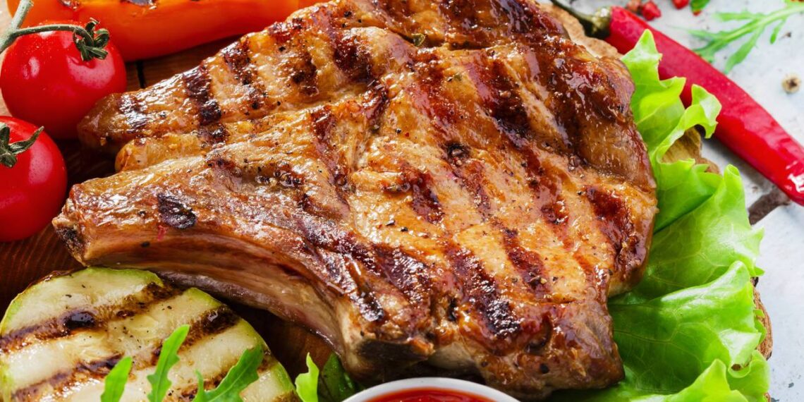 bisteca servida em prato