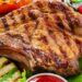 bisteca servida em prato