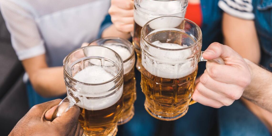 Consumo de cerveja aos fins de semana pode gerar gasto anual acima de R$ 5 mil ao somar bebida