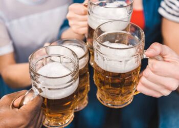 Consumo de cerveja aos fins de semana pode gerar gasto anual acima de R$ 5 mil ao somar bebida