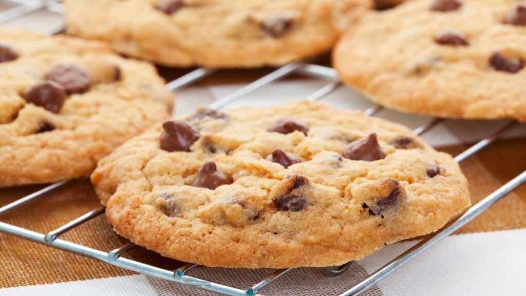 Cookie de micro-ondas em 1 minuto vira opção prática para sobremesa individual