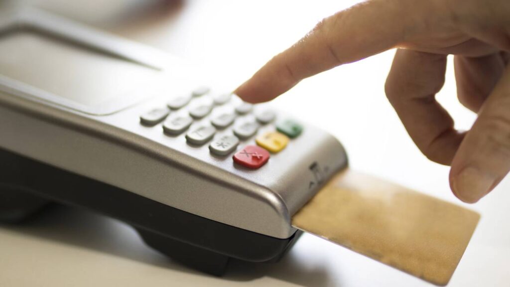 Três signos recorrem ao consumo impulsivo quando estão emocionalmente abalados, afetando o equilíbrio financeiro
